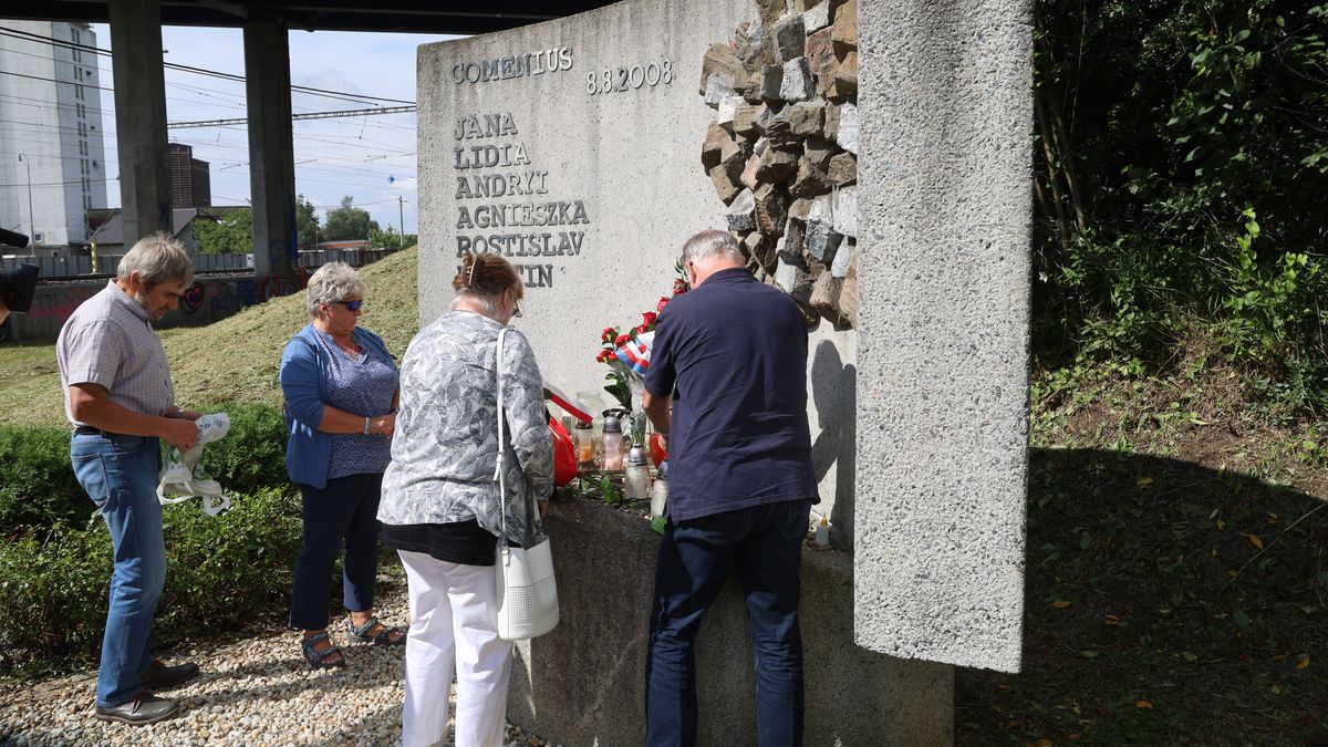 15 let od tragédie ve Studénce: Památník neštěstí zaplavily květiny